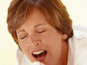 Strănutul este un fenomen reflex care produce o expirare bruscă şi involuntară pe nas şi gură. Foto: CORBIS