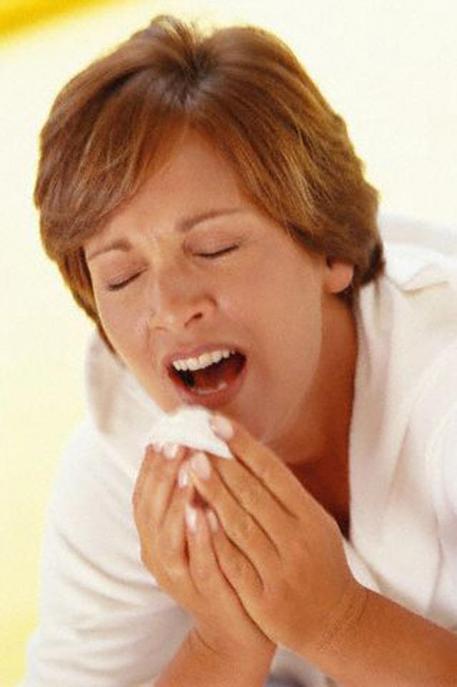 Strănutul este un fenomen reflex care produce o expirare bruscă şi involuntară pe nas şi gură. Foto: CORBIS