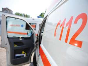 Bărbatul a fost dus la Spitalul din Petroşani cu o ambulanţă