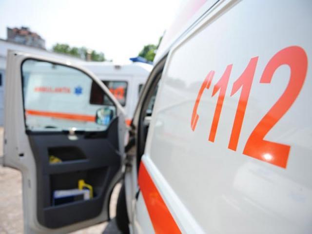 Bărbatul a fost dus la Spitalul din Petroşani cu o ambulanţă
