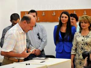 Preşedintele Traian Băsescu a votat, ieri, la Colegiul Economic "A. D. Xenopol", împreună cu soţia, Maria Băsescu, şi cu fiica cea mică, Elena Băsescu