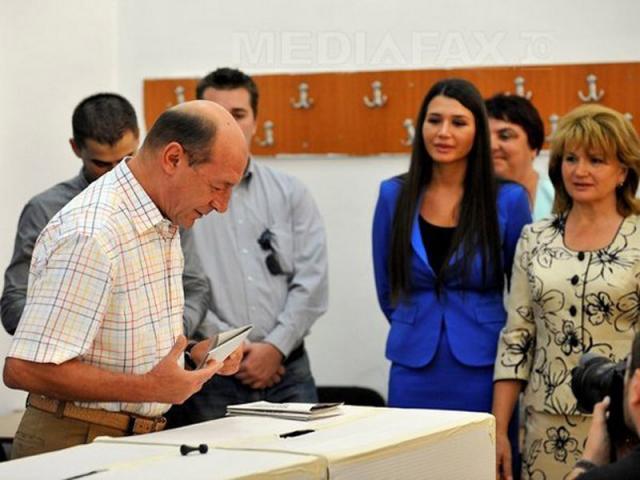 Preşedintele Traian Băsescu a votat, ieri, la Colegiul Economic "A. D. Xenopol", împreună cu soţia, Maria Băsescu, şi cu fiica cea mică, Elena Băsescu