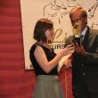 Câştigătoarea trofeului „Lira de Aur”, Loredana Hreceniuc, împreună cu profesorul Sever Dumitrache, directorul Centrului Cultural Bucovina