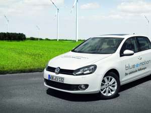 Volkswagen Golf cu propulsie electrică vine în 2013
