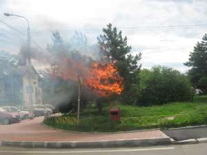Flăcări în centrul Sucevei, după incendierea unui brad
