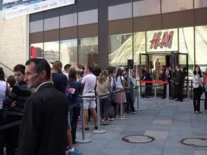 Peste 400 de suceveni prezenţi la deschiderea primului magazin H&M din Suceava