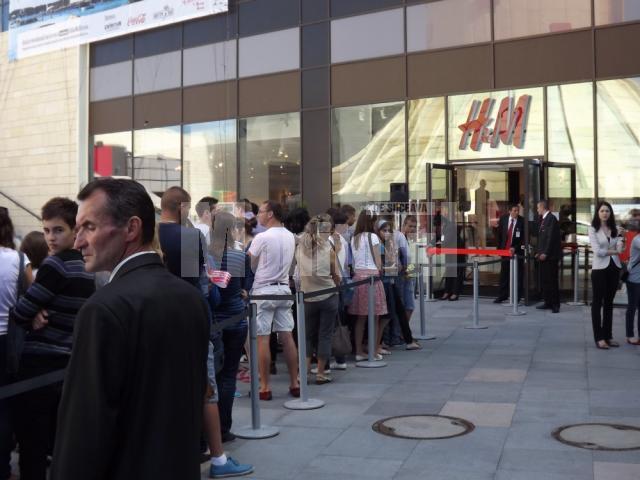 Peste 400 de suceveni prezenţi la deschiderea primului magazin H&M din Suceava