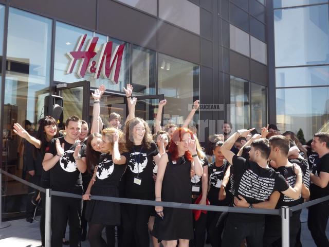 La inaugurare, angajaţii H&M au dansat în faţa sutelor de clienţi