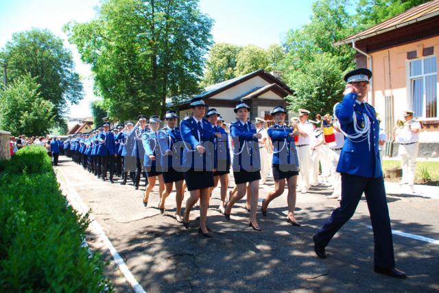 Defilarea batalionului de absolvenţi