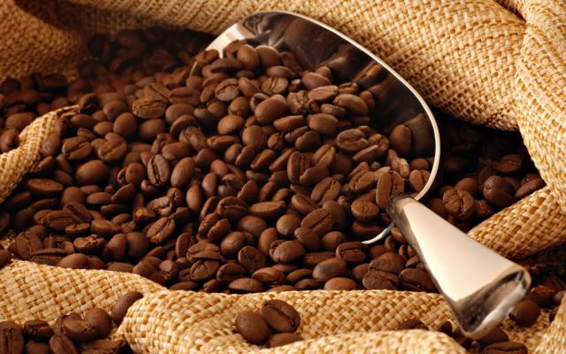 Cafea în valoare de peste 120.000 de euro, confiscată de vameşii suceveni