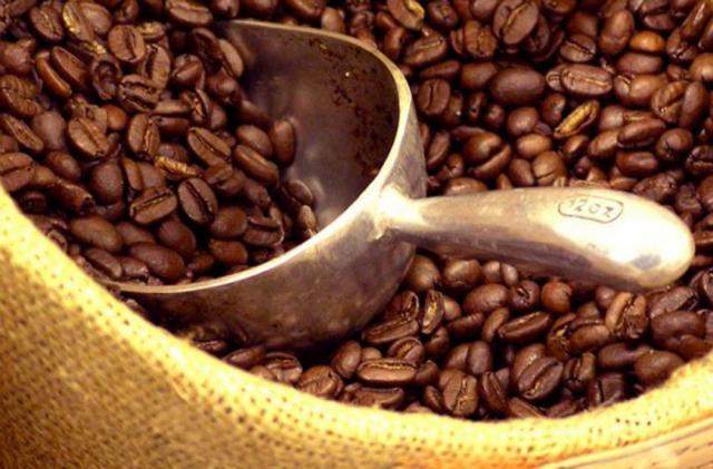 Firma a importat aproape 34 de tone de cafea prăjită, deşi nu ar fi avut acest drept