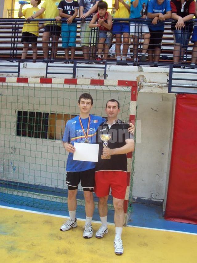 Iulian Alexa alături de tatăl său Doru, fost handbalist la juniori în Suceava
