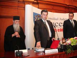 Noul preşedinte al Consiliului Judeţean Suceava, Cătălin Nechifor, a depus jurământul în prezenţa premierului Victor Ponta şi a Arhiepiscopului Sucevei şi Rădăuţilor, ÎPS Pimen