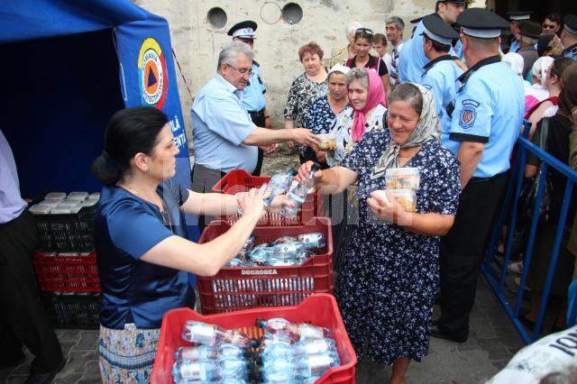 Primarul Ion Lungu a împărţit sarmale pelerinilor