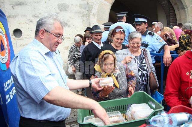 Primarul Ion Lungu a împărţit sarmale pelerinilor