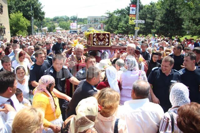 Mii de pelerini, în procesiune pe străzile Sucevei