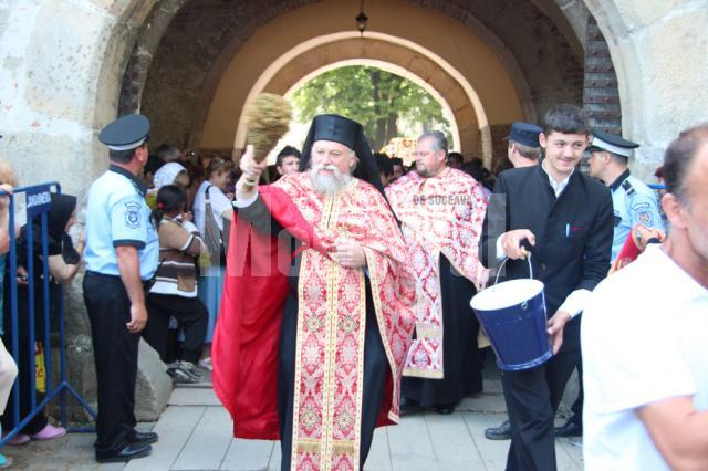 Mii de pelerini, în procesiune pe străzile Sucevei