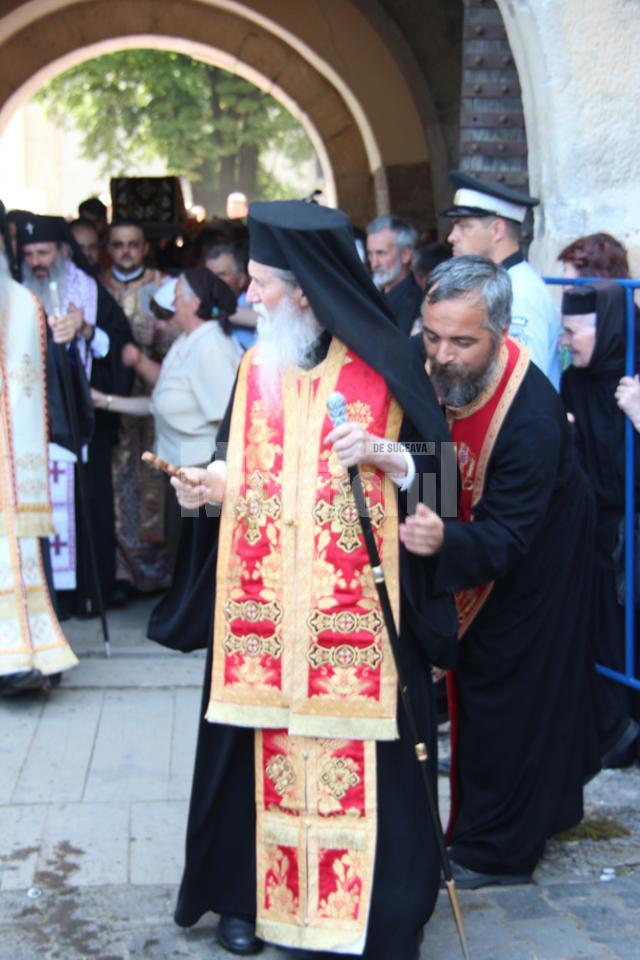 Mii de pelerini, în procesiune pe străzile Sucevei