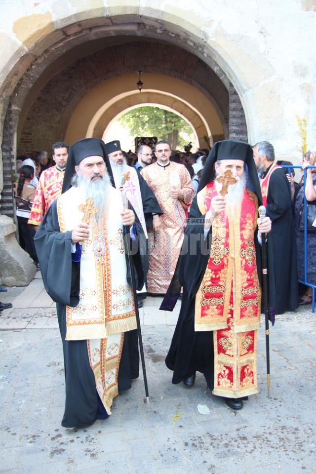 Mii de pelerini, în procesiune pe străzile Sucevei