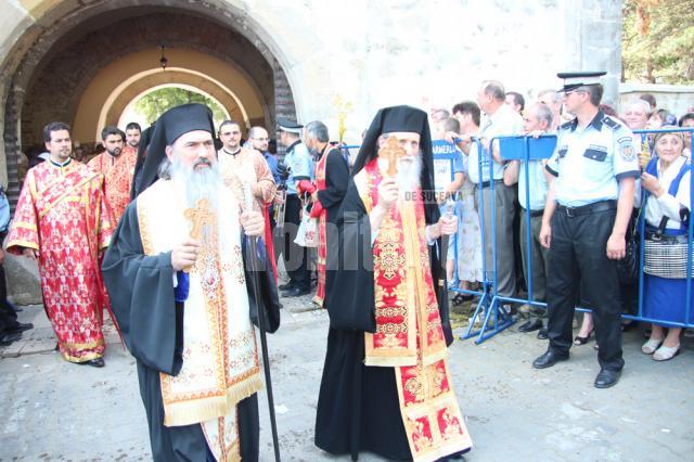 Mii de pelerini, în procesiune pe străzile Sucevei