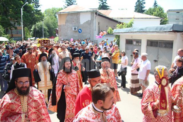 Mii de pelerini, în procesiune pe străzile Sucevei