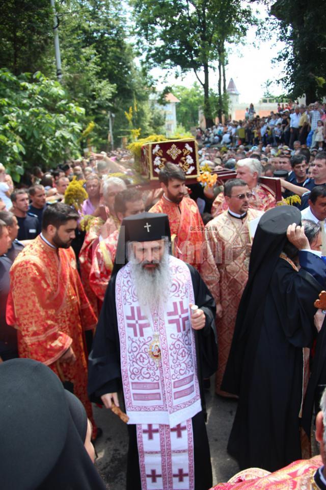 Mii de pelerini, în procesiune pe străzile Sucevei