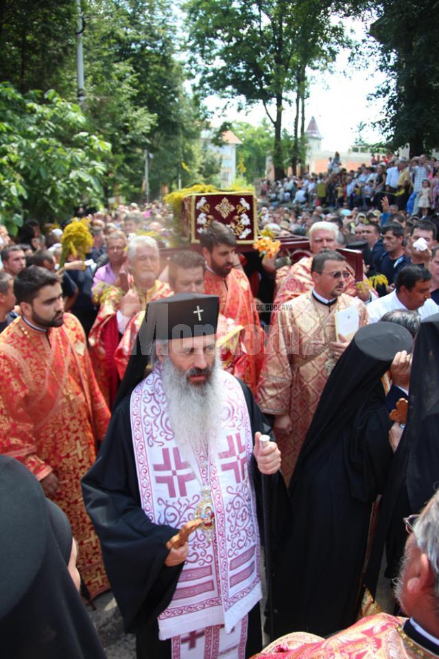 Mii de pelerini, în procesiune pe străzile Sucevei