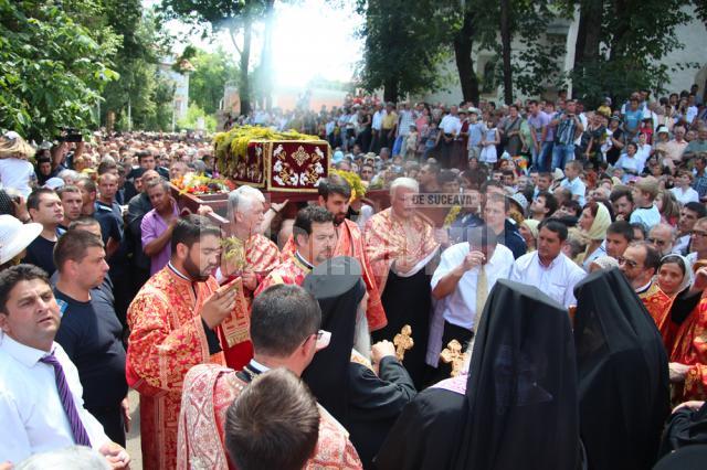 Mii de pelerini, în procesiune pe străzile Sucevei