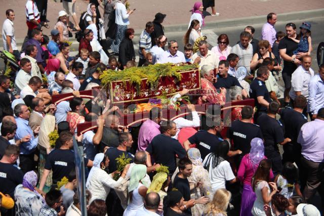 Mii de pelerini, în procesiune pe străzile Sucevei