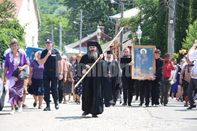 Mii de pelerini, în procesiune pe străzile Sucevei