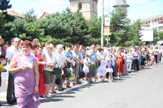 Mii de pelerini, în procesiune pe străzile Sucevei