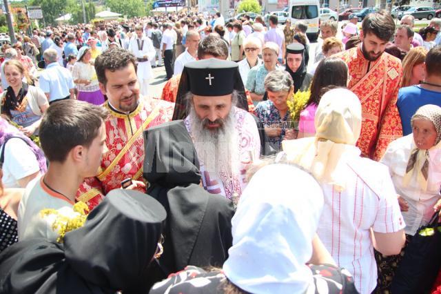 Mii de pelerini, în procesiune pe străzile Sucevei