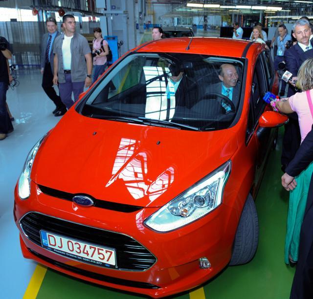 Băsescu şi-a testat noua maşină, de culoare roşie, chiar în incinta fabricii
