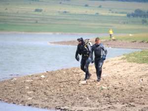 Trupurile tinerii înecaţi în iazul Lipoveni, recuperate de scafandri