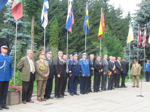 Autorităţile judeţene şi locale, dar şi câteva zeci de suceveni au participat ieri la ceremonia publică de înălţare a drapelului României