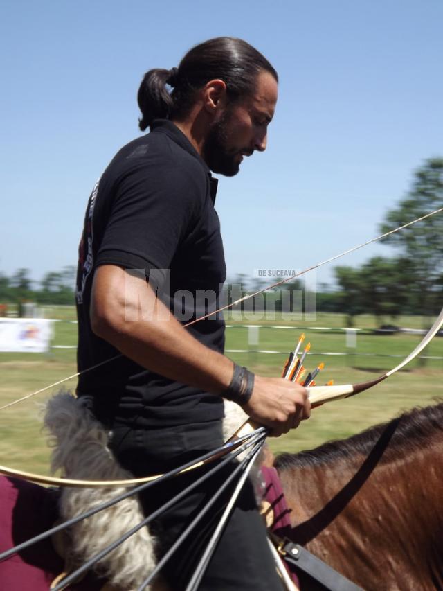 Denis Ştefan a făcut la Rădăuţi o impresionantă demonstraţie de tras cu arcul din goana calului