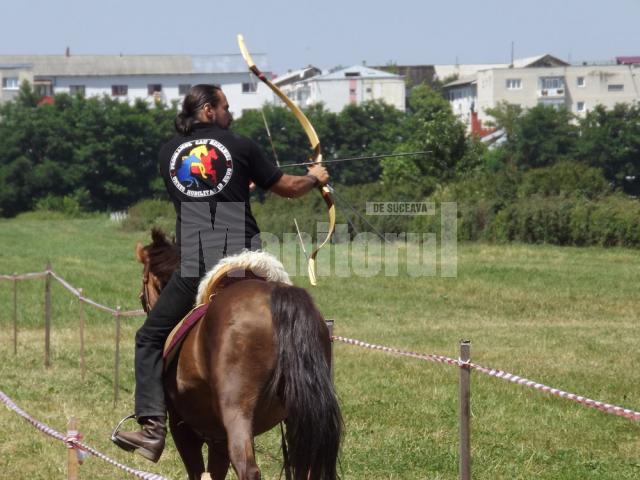 Denis Ştefan a făcut la Rădăuţi o impresionantă demonstraţie de tras cu arcul din goana calului