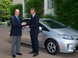 Toyota a livrat primul Prius cu alimentare la priză Prințului Albert II de Monaco