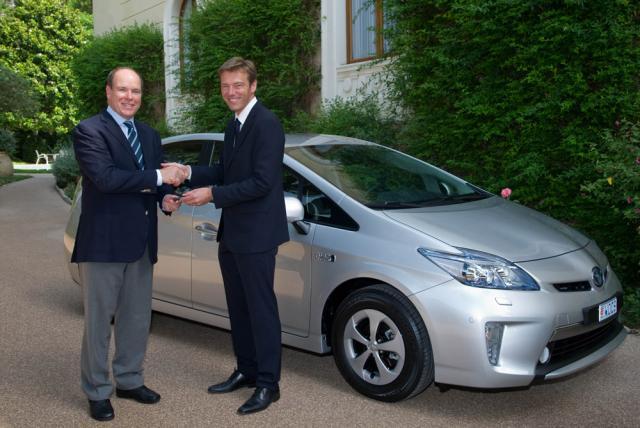 Toyota a livrat primul Prius cu alimentare la priză Prințului Albert II de Monaco