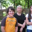 Bunica Rodica Grosu împreună cu cei doi nepoţi, Mihnea şi Diana