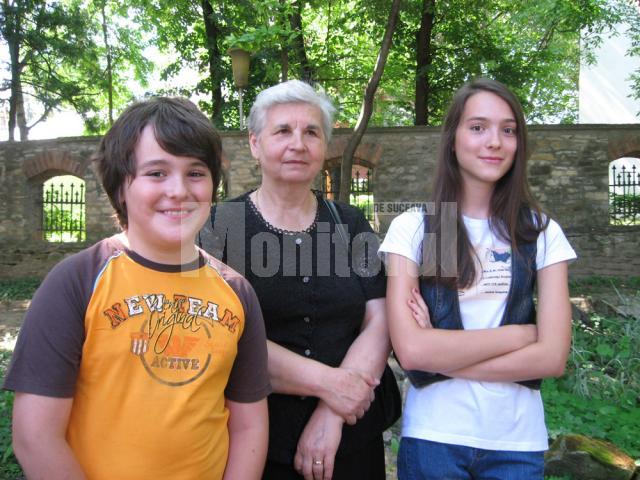 Bunica Rodica Grosu împreună cu cei doi nepoţi, Mihnea şi Diana