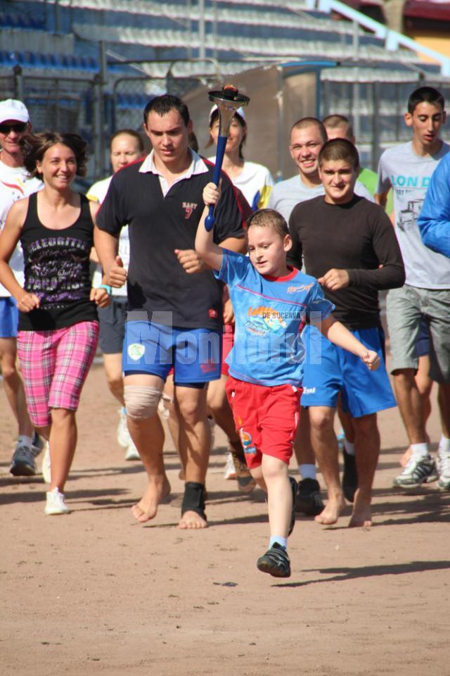 Torţa alergării pentru armonie mondială a fost purtată şi de cei mai mici dintre alergătorii din Suceava