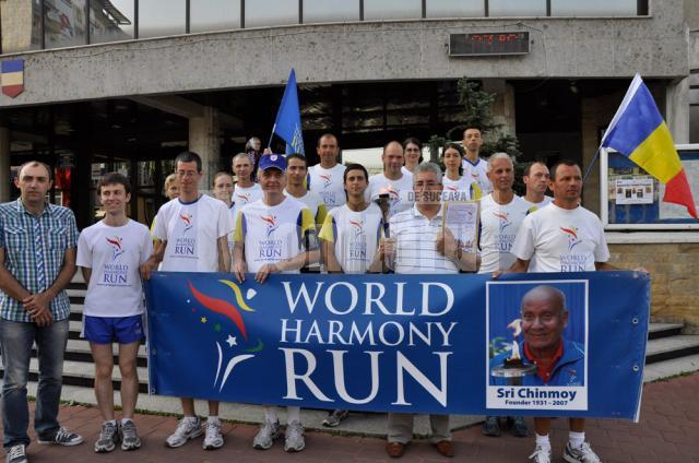Ieri dimineaţă, şeful municipalităţii sucevene, Ion Lungu, s-a alăturat pentru scurt timp la maratonul mondial al armoniei – „World Harmony Run”