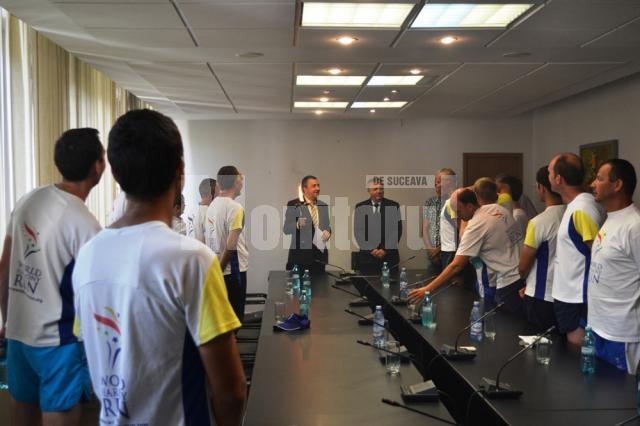 Membrii ştafetei de alergători „World Harmony Run” au fost primiţi de prefectul şi subprefectul judeţului Suceava, Florin Sinescu, respectiv Constantin Harasim