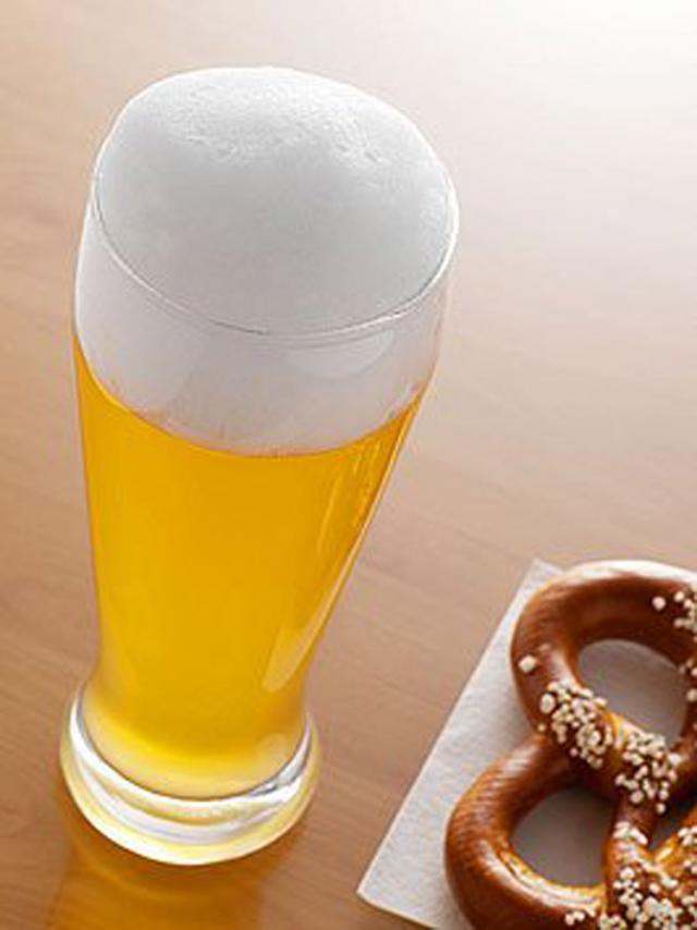 Băută în cantităţi moderate, berea contribuie la diminuarea riscului formării pietrelor în rinichi. Foto: IMAGESOURCE