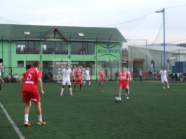 Fotbaliştii de Railex, echipaţi în roşu, au început cu stângul turneul final