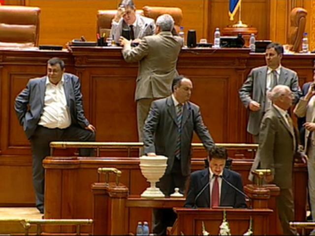 Preşedintele Traian Băsescu a fost suspendat din funcţie de Parlament, cu 258 de voturi "pentru"