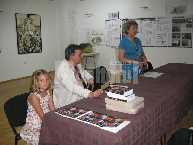 Doina Cernica prezentând cartea lui Mircea Sfichi