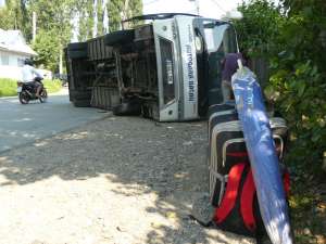 Un autocar cu suceveni care mergeau pe litoral s-a răsturnat la Fălticeni