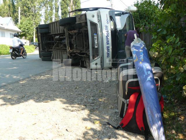 Un autocar cu suceveni care mergeau pe litoral s-a răsturnat la Fălticeni